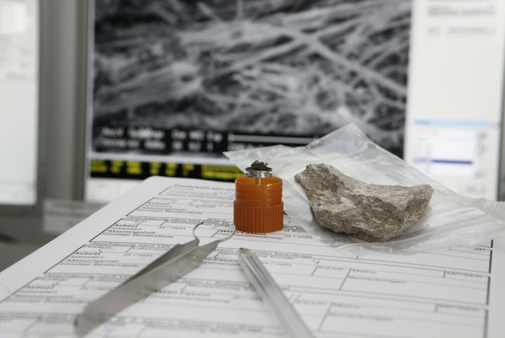 Materiale originale e preparazione di un campione per l'esame del microscopio elettronico | © CRB Analysis Service GmbH
